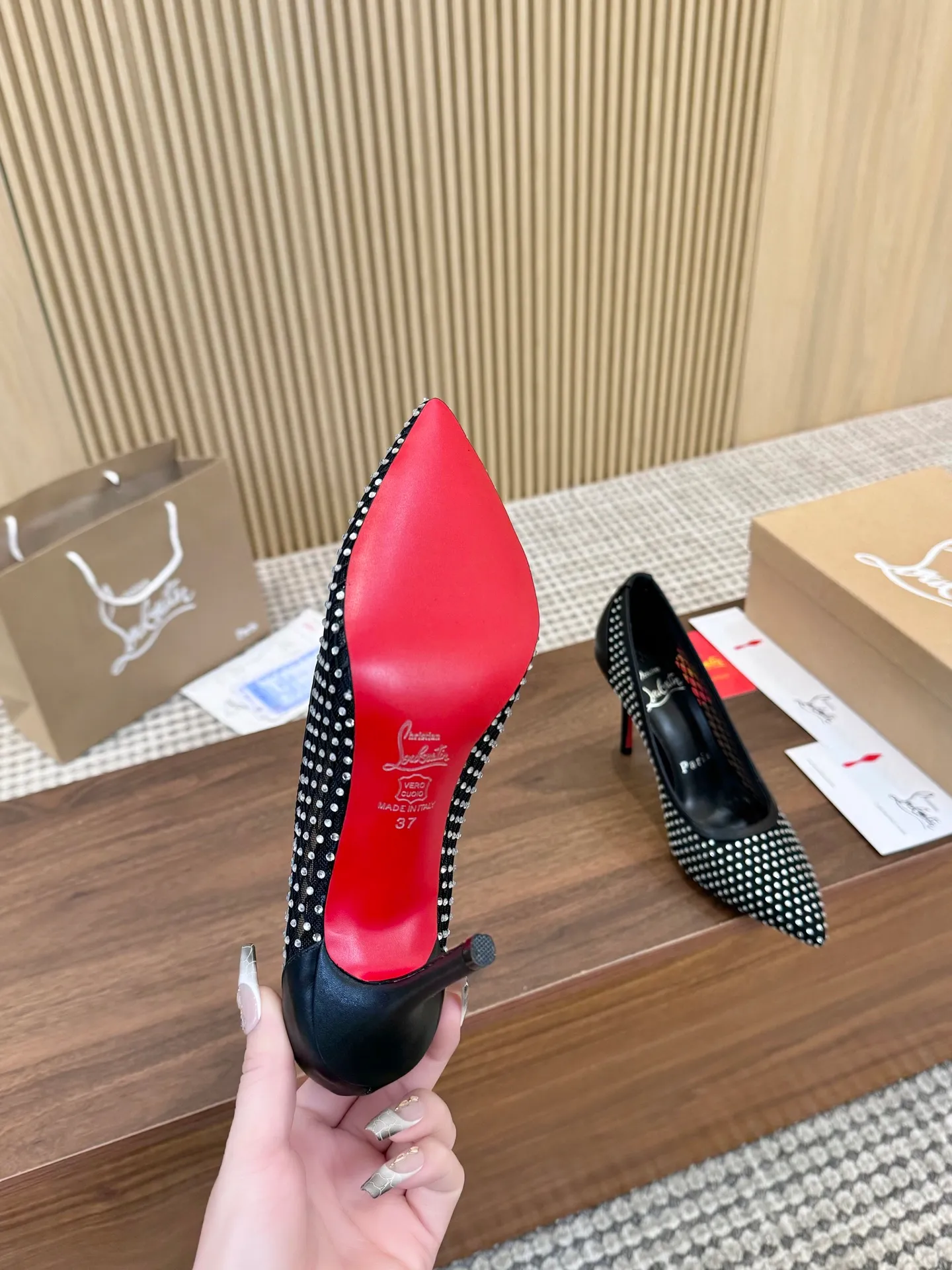 👟👟Ex-factory price 440👟👟 Genuine leather sole +40 Year-round shipment💝Christian Louboutin CL👠 Classic "💎Cow Patent Leather💎Series" noble and luxurious, real blingbling✨ Real materials, all customized by the pattern maker, and the materials are made of original customized materials, achieving the taste of the original 6 color options💍 Upper: imported 👉cow patent leather💪 lining: sheepskin foot pad/lining code number: 34-40.41.42 heel height: two options: 10.5cm and 8.5cm